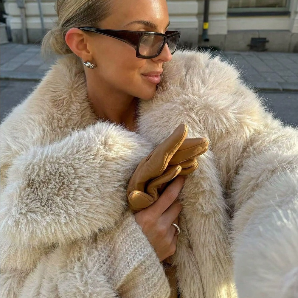 Luxurious oversized Faux Fur Coat women beige shaggy thick winter jacket collare